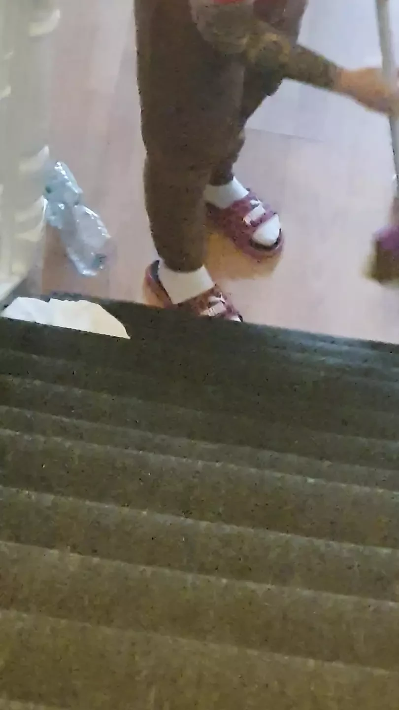 放荡的女仆在打扫楼梯后在床上抓到服务继子的鸡巴