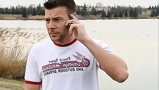 Çarpıcı esmer seksenli Amerikan nostaljik porno videosunda anal sikişiyor ve büyük sert bir yarağa biniyor