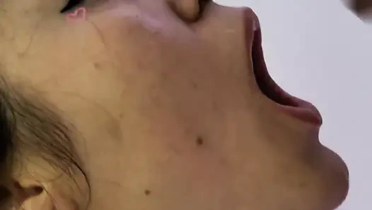 Я кладу весь его член в рот и заставить все молоко выйти, чтобы проглотить!