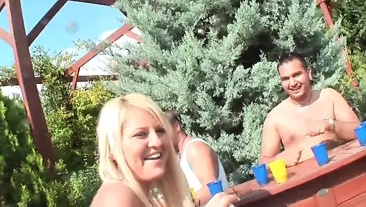 Дикая Оргия У Бассейна С Блондинками, Сосющими Большие Члены