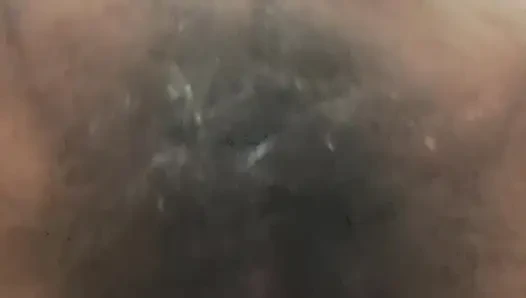 Mutter spielt nach dem urinieren mit ihren fingern in ihrer saftigen vagina