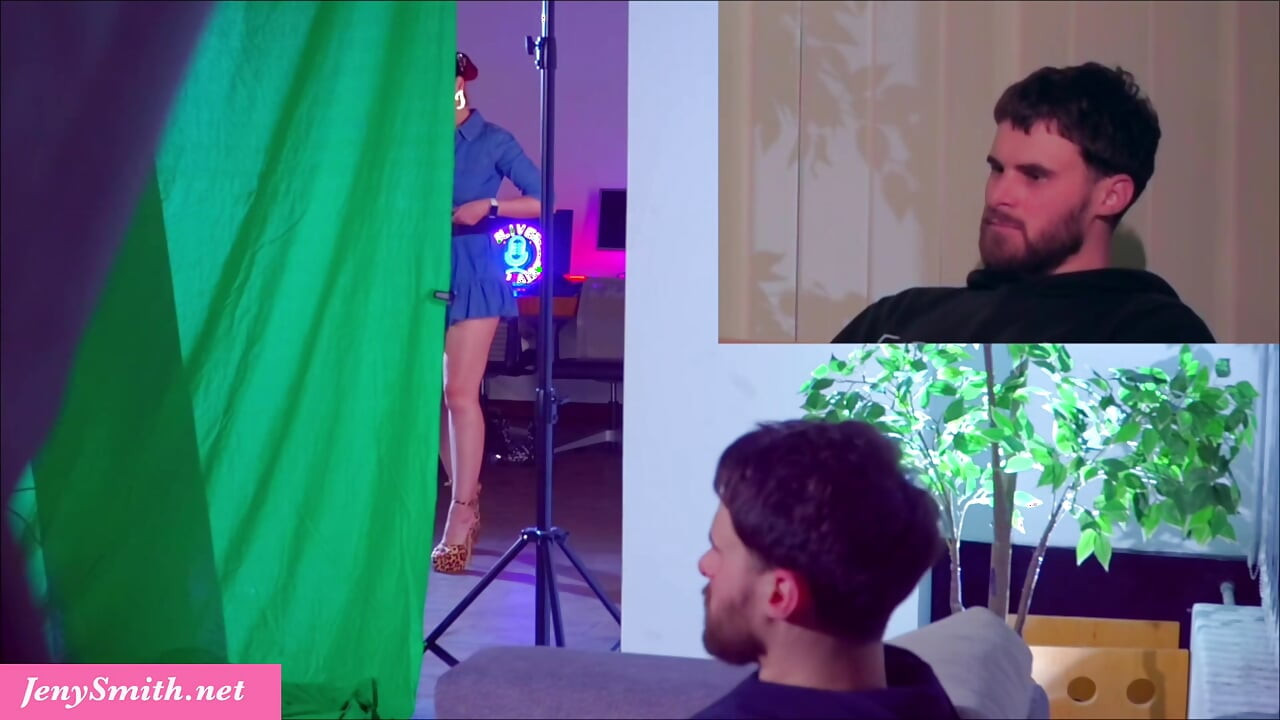 Jeny Smith a făcut o glumă unui străin și apoi l-a rugat să meargă în culise