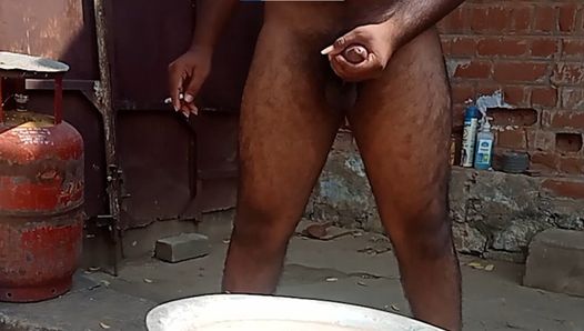 Paja en lugar abierto - chico tamil fumando en video 4k
