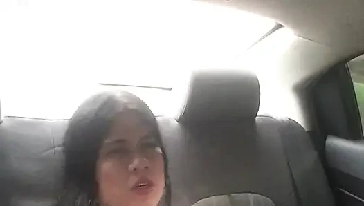 Latin sürtük uber'de mastürbasyon yaparken kocasını arıyor.
