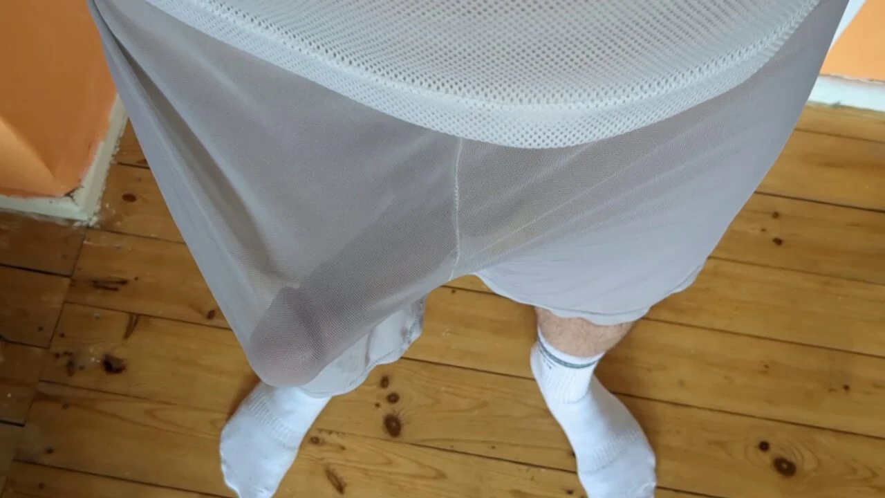Freeballing és cum hálós rövidnadrágban