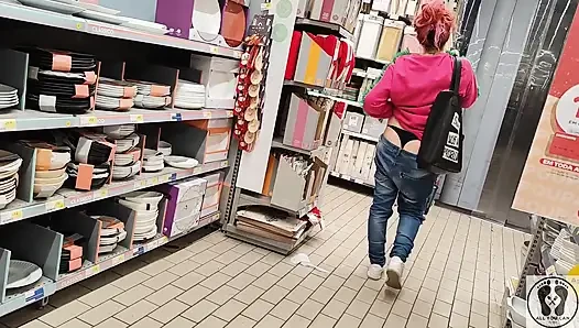 Crazy Rebeca Addams in jeans Buttcrack im Supermarkt