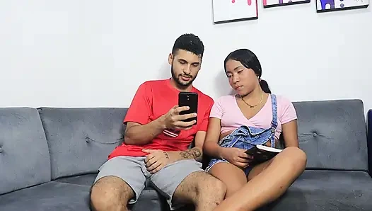 Ateşli latin üvey kız kardeşime eşlik ediyorum. Üniversite için iş yapıyordu ve azdı ve sikimi emmeye başladı.