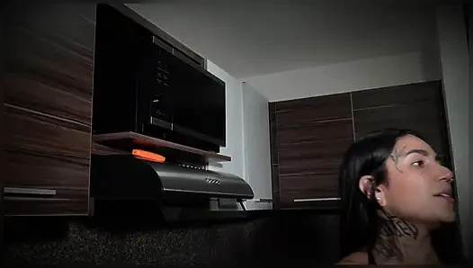 Büyük götlü bir porno aktrisinin evindeki ev turu - harika bir sikişle bitiyor