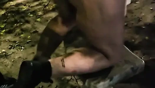 Saya menemukan seorang pria di alun-alun umum, meniduri saya di depan cuckold