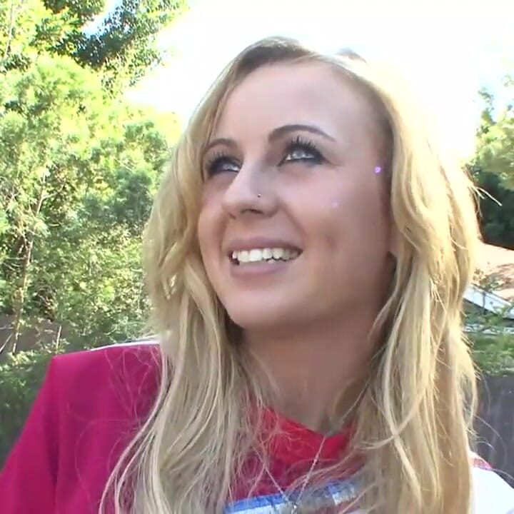 Жорстке подвійне проникнення для свіжої блондинки, яка жадає члена