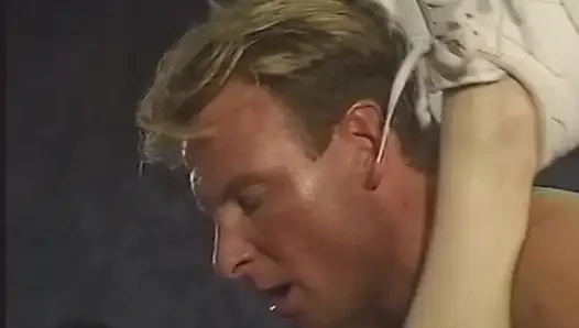 Kız Spor Salonunda Horoz Eğitimi