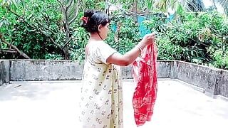 Indianca bhabhi excitată îi oferă o muie profundă iubitului ei devar în timp ce se joacă