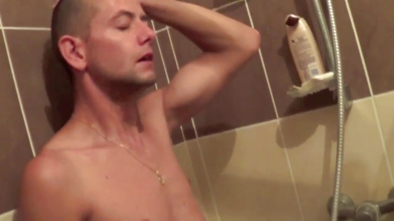 Twink fucked by shis traigth friend under thr shower