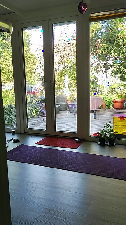 أميرة اليوغا أمام النوافذ الكبيرة