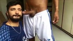 Pornodarsteller Marcos Goiano isst einen großen schwarzen Schwanz