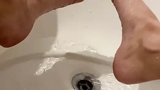 Она не может остановиться трахать себя пальцами. Время сквирта