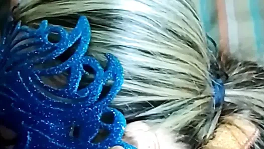 Yalnız olmaktan sıkıldım komşum beni evine davet ediyor ve bunu New York'tan yapıyoruz