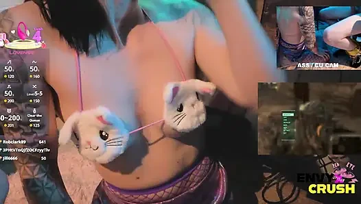 Геймерша В Чулках-сеточках Становится На Колени