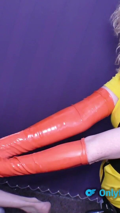 Moment iconic de la "Futai extrem cu vibrator și futai cu pumnul în curul jucăriilor băiatului"
