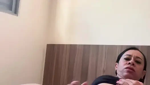 Otot yang luar biasa besar untuk seorang ibu seusia ini