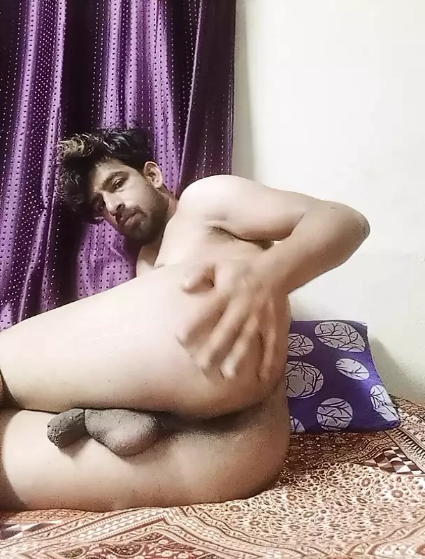 Chico masturbándose duro