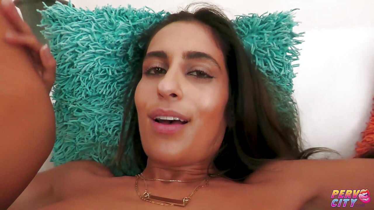 Indische dünne milf indra genießt tiefe anale penetration