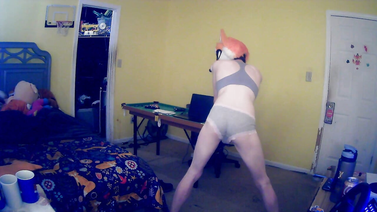 Slatki femboy Foxxo skida se za tebe