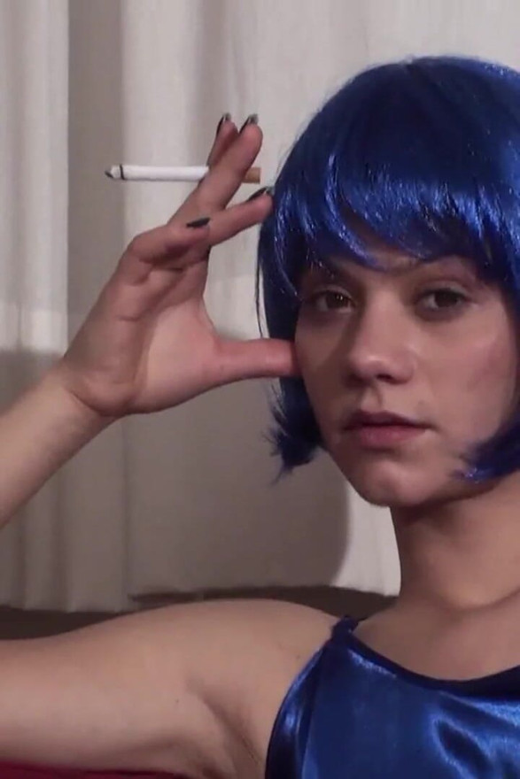 Une beauté aux cheveux colorés en lingerie et bas fume une cigarette