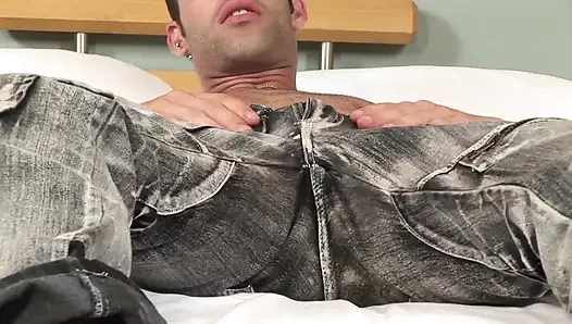 Seksi adam kendine elle muamele çekiyor