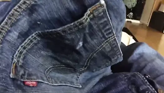 Небольшой дрочка в джинсах с камшотом Levis 501