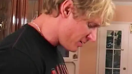 Heiße Blonde in intensiver Session