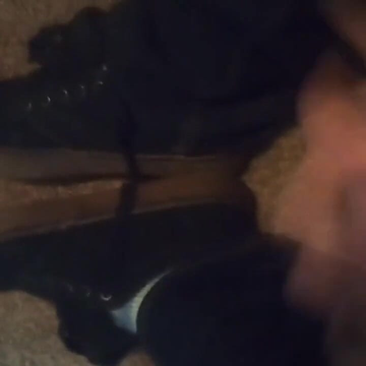 Sapatos pretos e meias sujas listradas fofas (sem áudio)