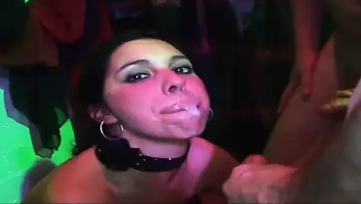 Cewek nakal rambut cokelat ini dientot habis-habisan sama kontol besar sampai tenggorokan