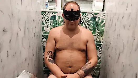 Ich habe mich in der toilette erwischt und gib mir vergnügen