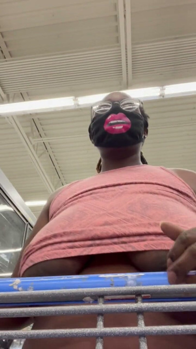Nookiescookies a mostrar os mamilos no Walmart | Clip 1