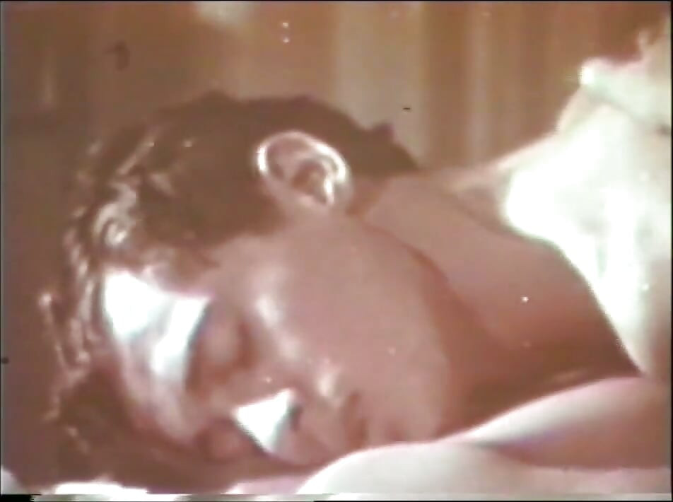 John Holmes καταστρέφει μια καυτή σέξι σκύλα