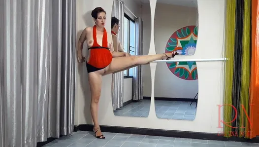 The lady is doing ballet without panties. Naked ballerina