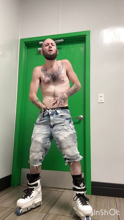 Timmy Tussin vai para o metrô para usar banheiro público.
