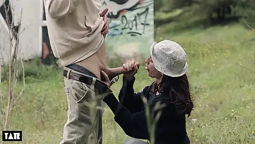 wir lutschen von der rave-menge, um mehr spaß zu bekommen
