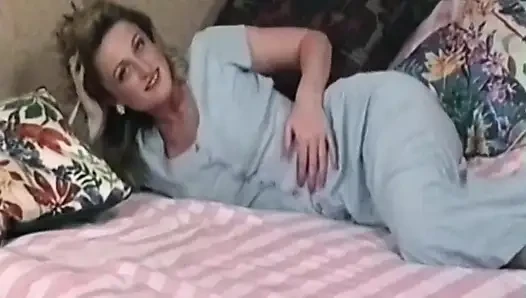 Cewek hot rambut pirang dengan stoking seksi ini ngibarin memek berbulunya di ranjang