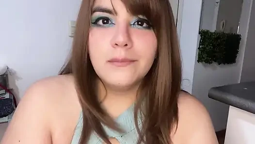 İri güzel kadın sakızlı ayıları yiyor