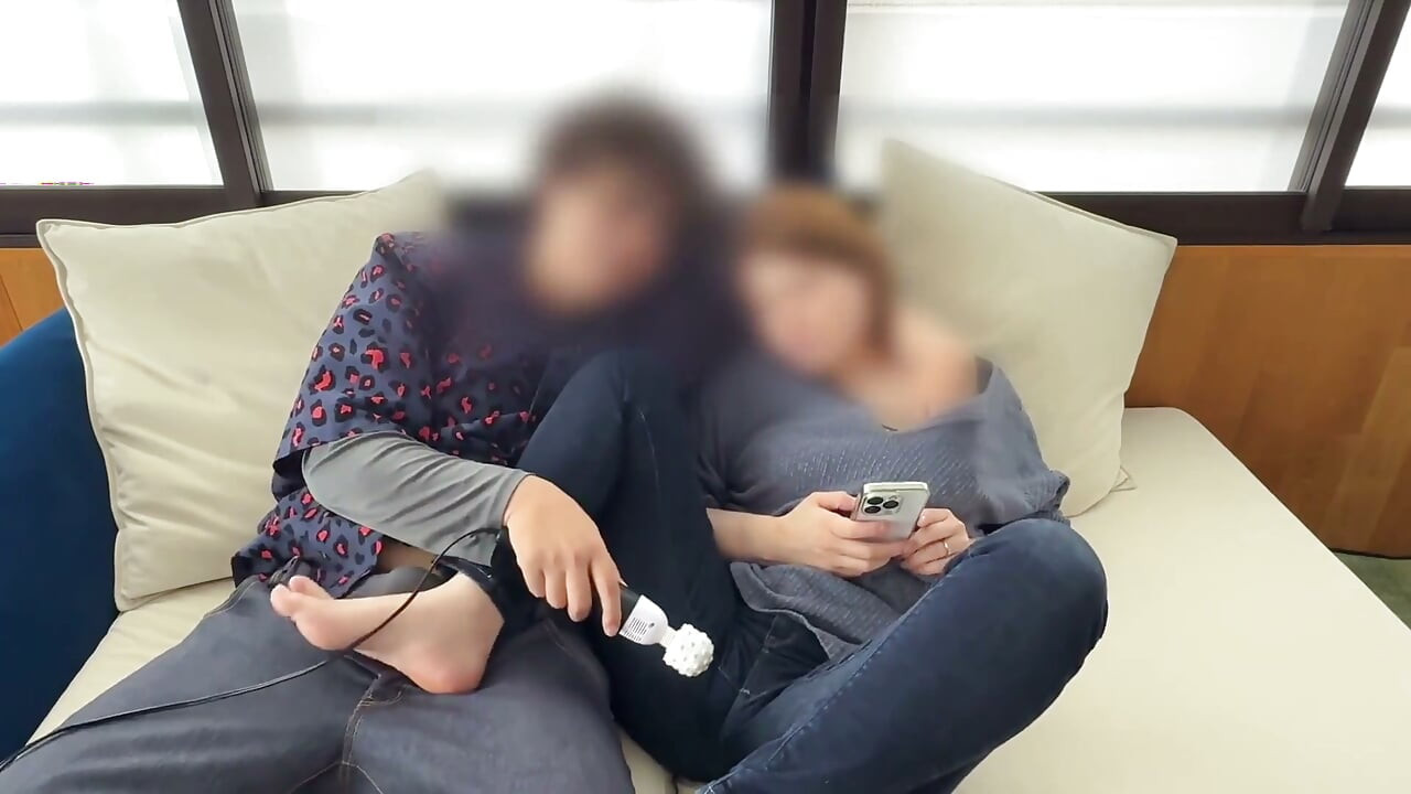 Mulher casada sendo atormentada com um vibrador no sofá
