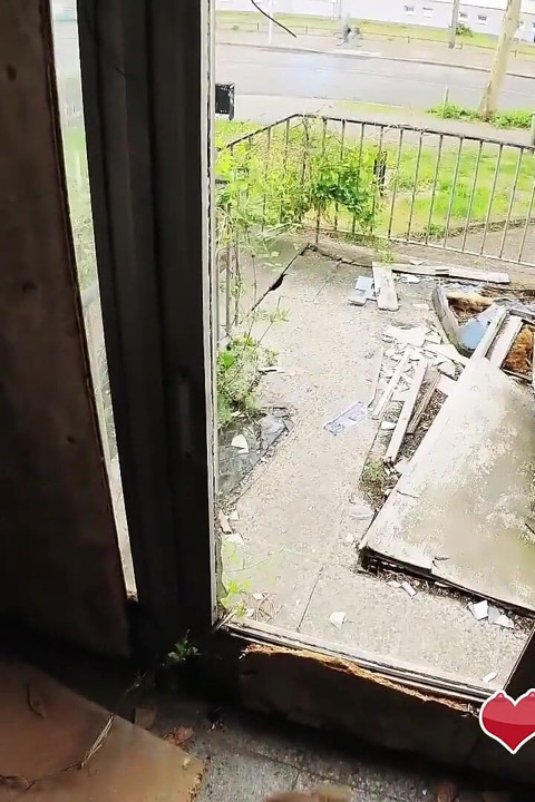 The MILF hunter bones a skinny MILF in an abandoned office building