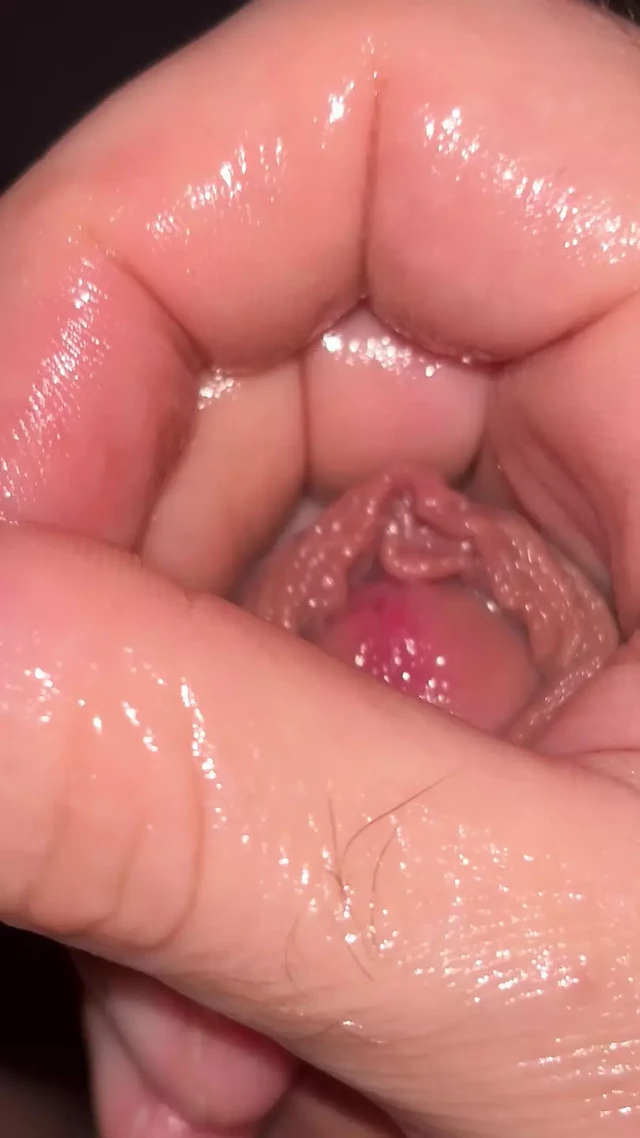 I take advantage of my wife's absence to touch myself while thinking of her beautiful juicy