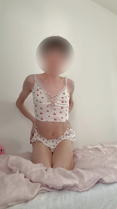 Em trai femboy mảnh mai dễ thương cởi đồ khiêu dâm