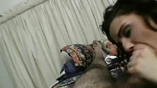 Baştan çıkarıcı esmer hatun akıllara durgunluk veren oral zevki sunuyor
