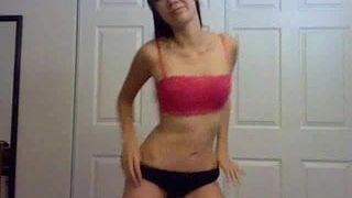 Chica asiática en striptease