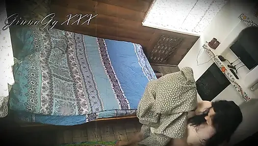 Bir köylü kız kıllı amcığını güzel müziğe güzelce çekiyor