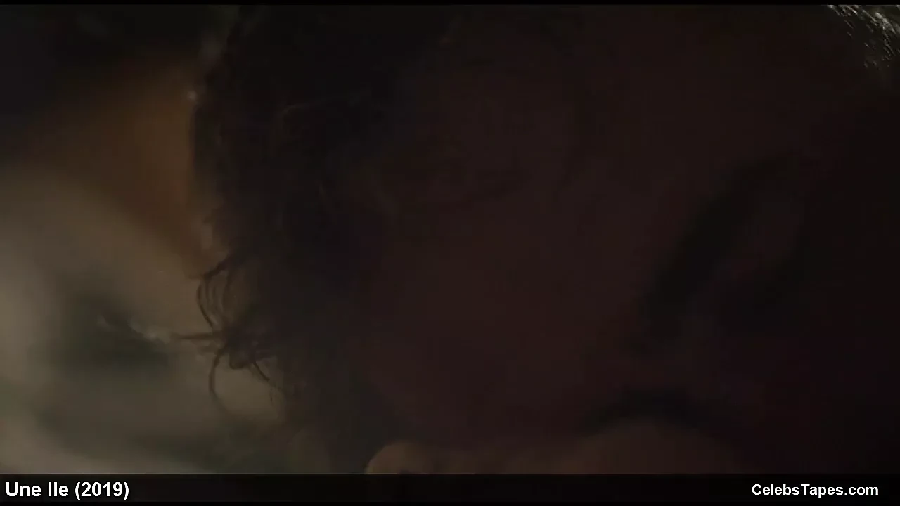 Laetitia casta &noee abita naken och sexscener i une lle
