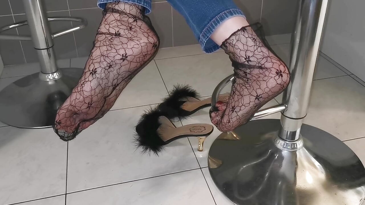 Dedicată iubitorilor de nailon cu tălpi